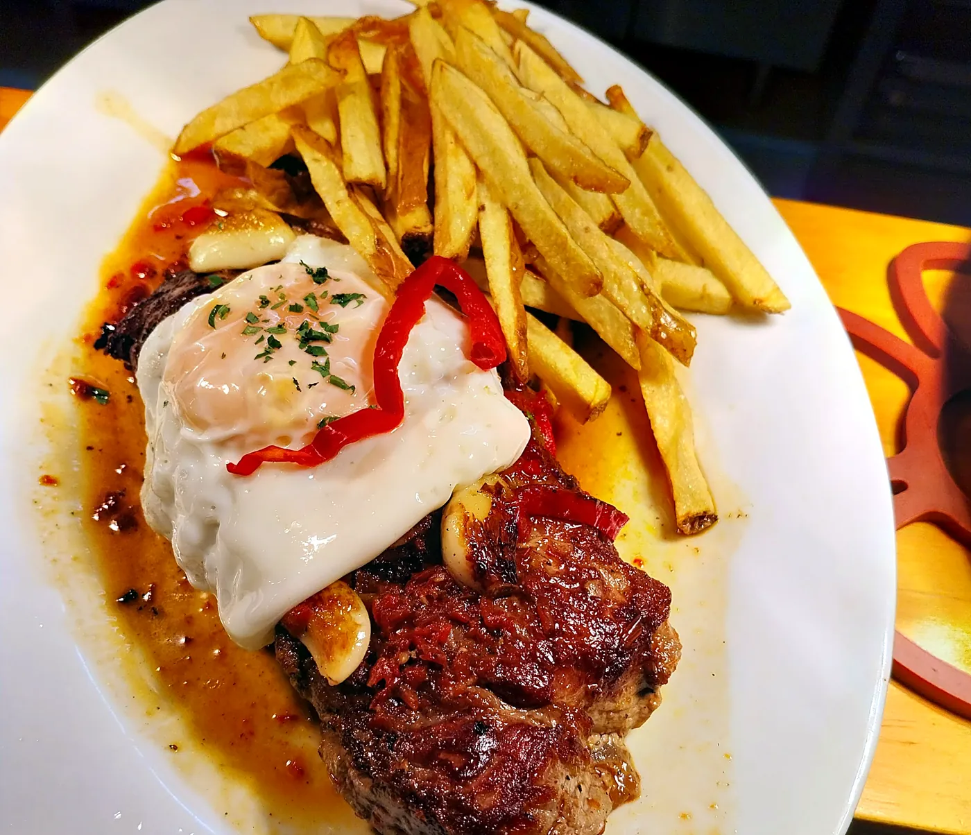Rumpsteak mit Ei und Pommes frites
