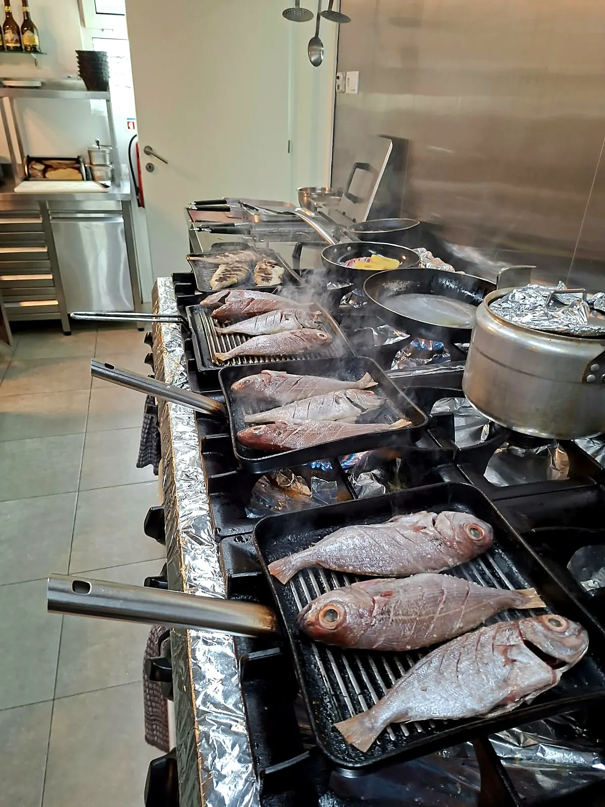 Ganze Fische auf dem Holzkohlegrill
