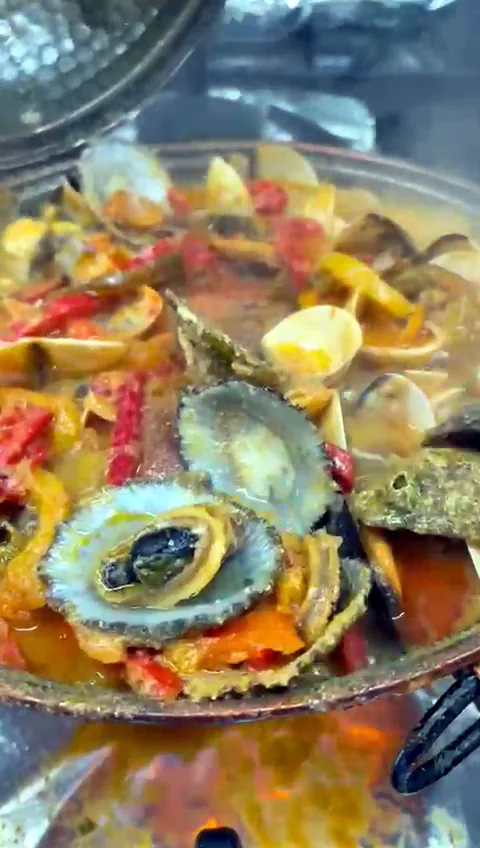 Cataplana mit Napfschnecken und Venusmuscheln