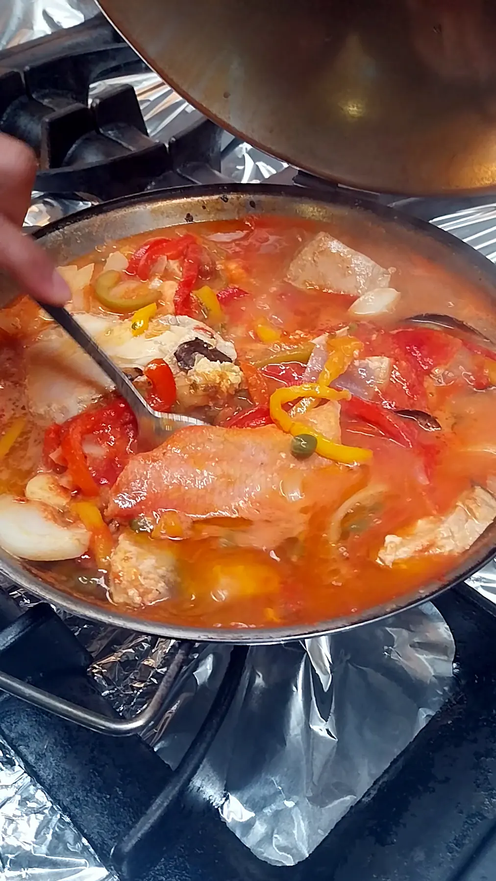 Fisch-Cataplana auf dem Herd