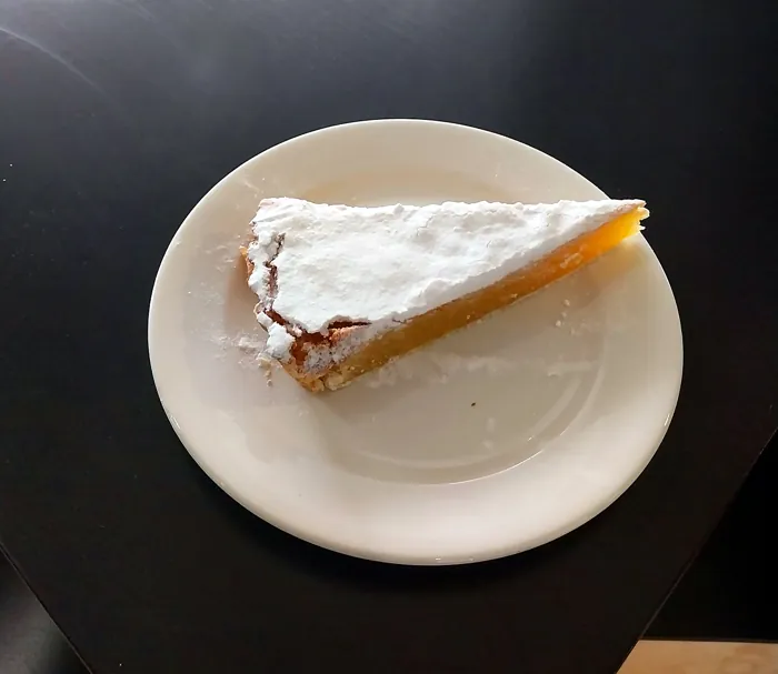 Ein Stück Käsetarte aus Vila Franca