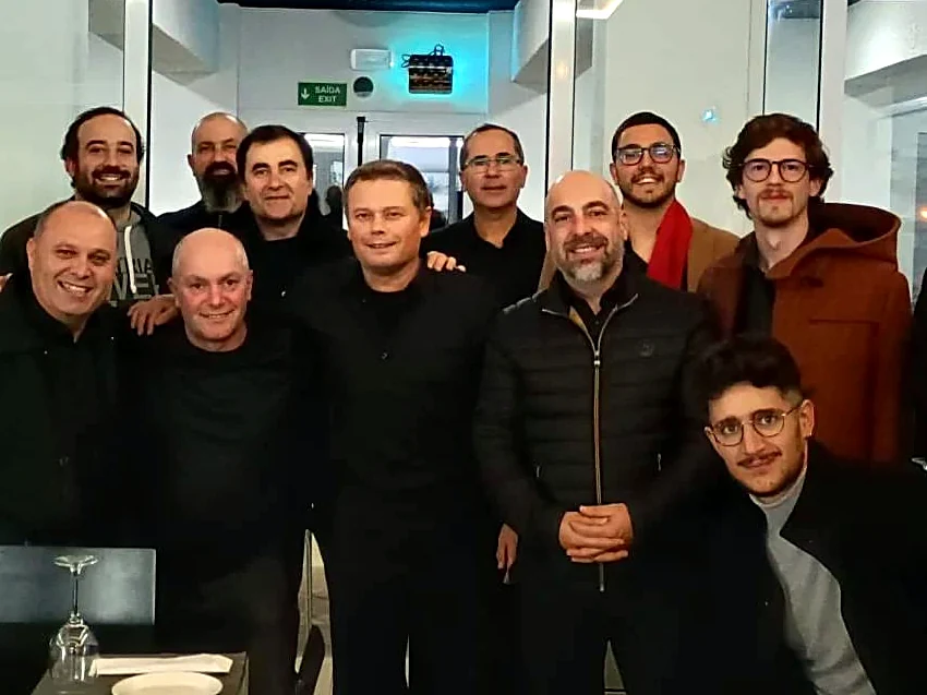 Eine Gruppe von Freunden am Tisch im Restaurante III Arcos