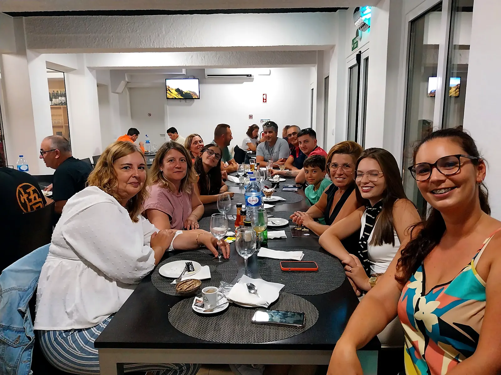 Eine Gruppe von Freunden am Tisch im Restaurant