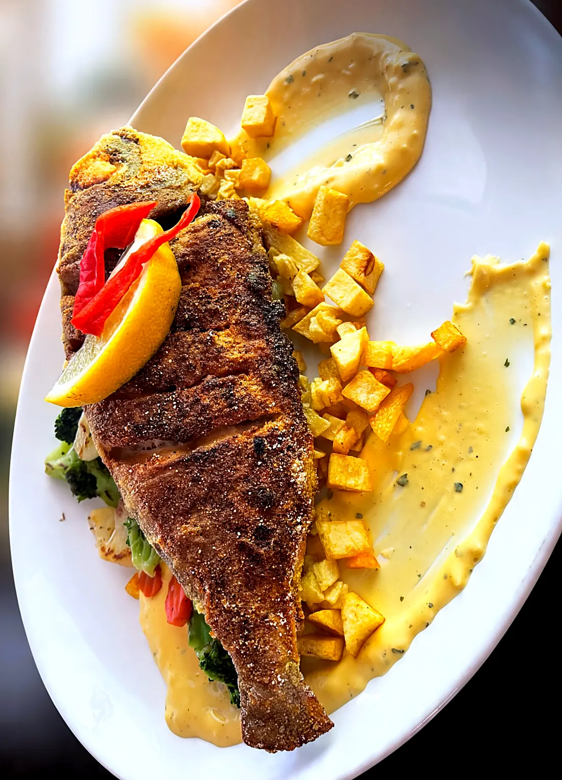 Gebratener Fisch mit Kartoffeln und Zitrone