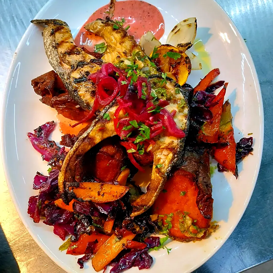 Gegrillter Fisch mit Gemüse