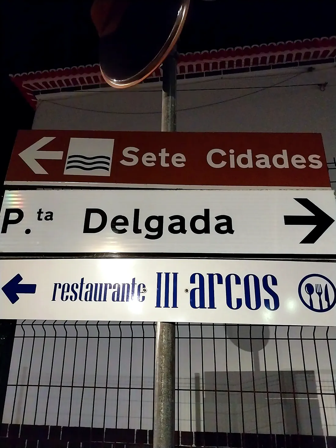 Straßenschild nach Sete Cidades, Ponta Delgada und zum Restaurante III Arcos