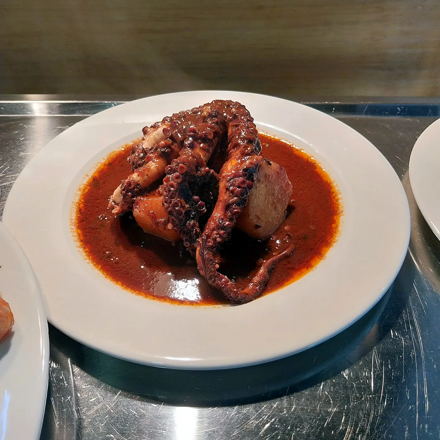 Gebratener Oktopus nach Azoren-Art in seiner Sauce