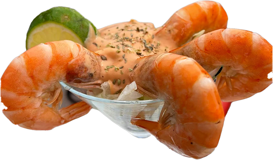 Garnelen im Glas mit Sauce und Limette