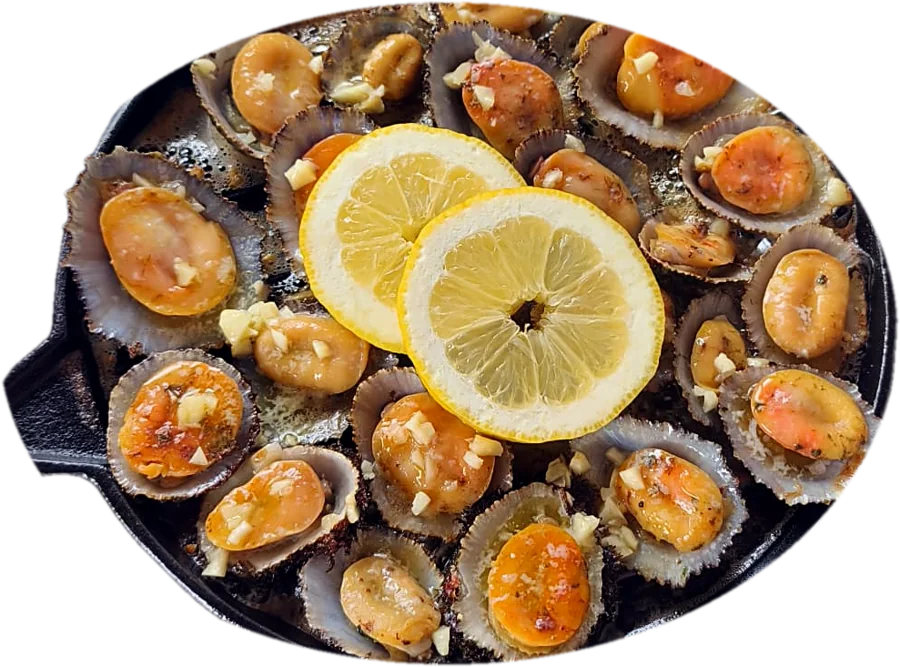 Napfschnecken in der Pfanne mit Knoblauch und Zitrone