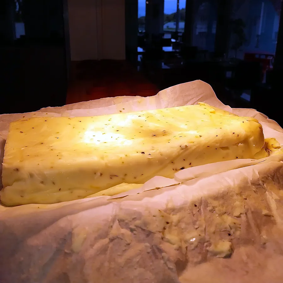 Hauskäse im Ganzen