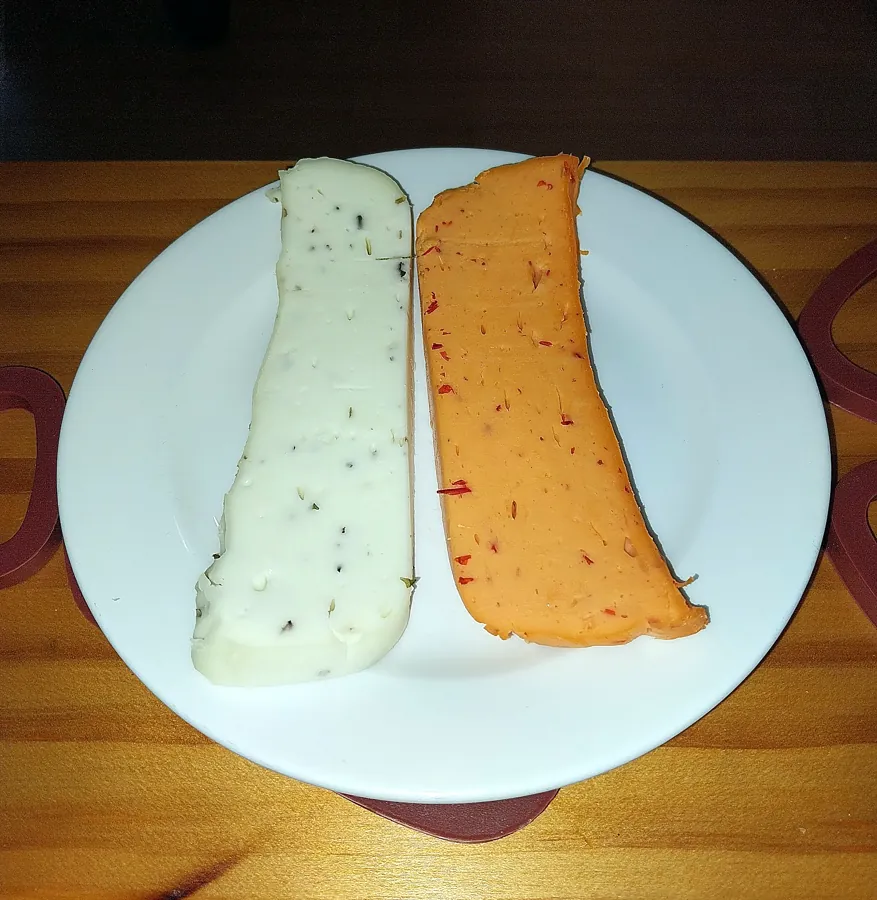 Frischkäse und gereifter Azoren-Käse auf dem Teller